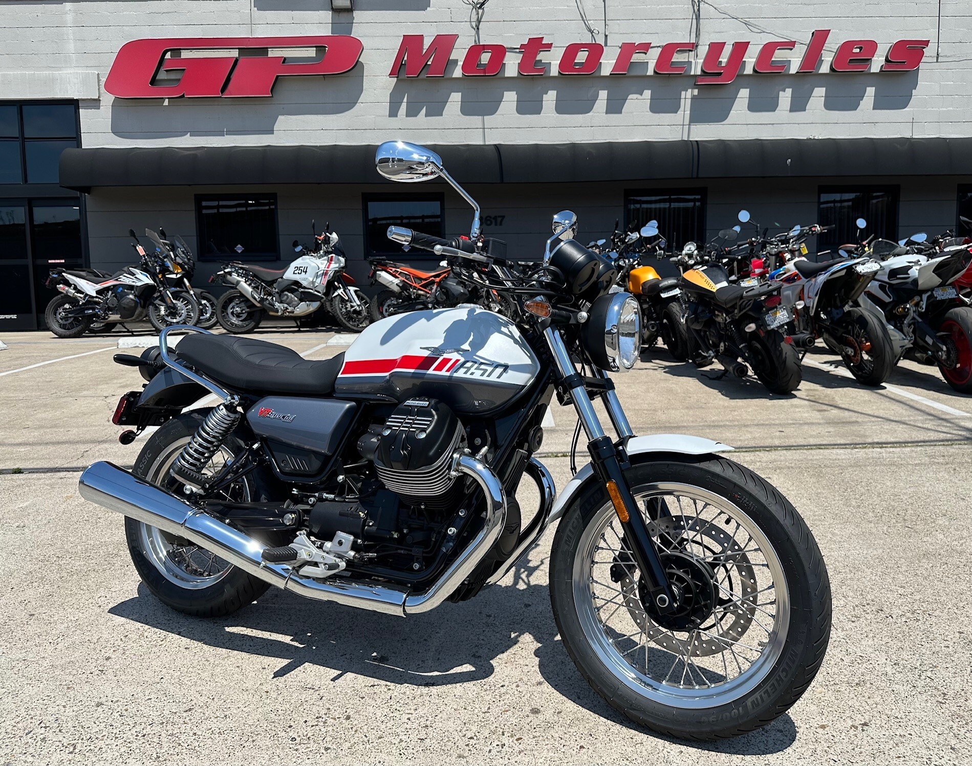 2025 MOTO GUZZI V7 SPECIAL STRIPE, RED